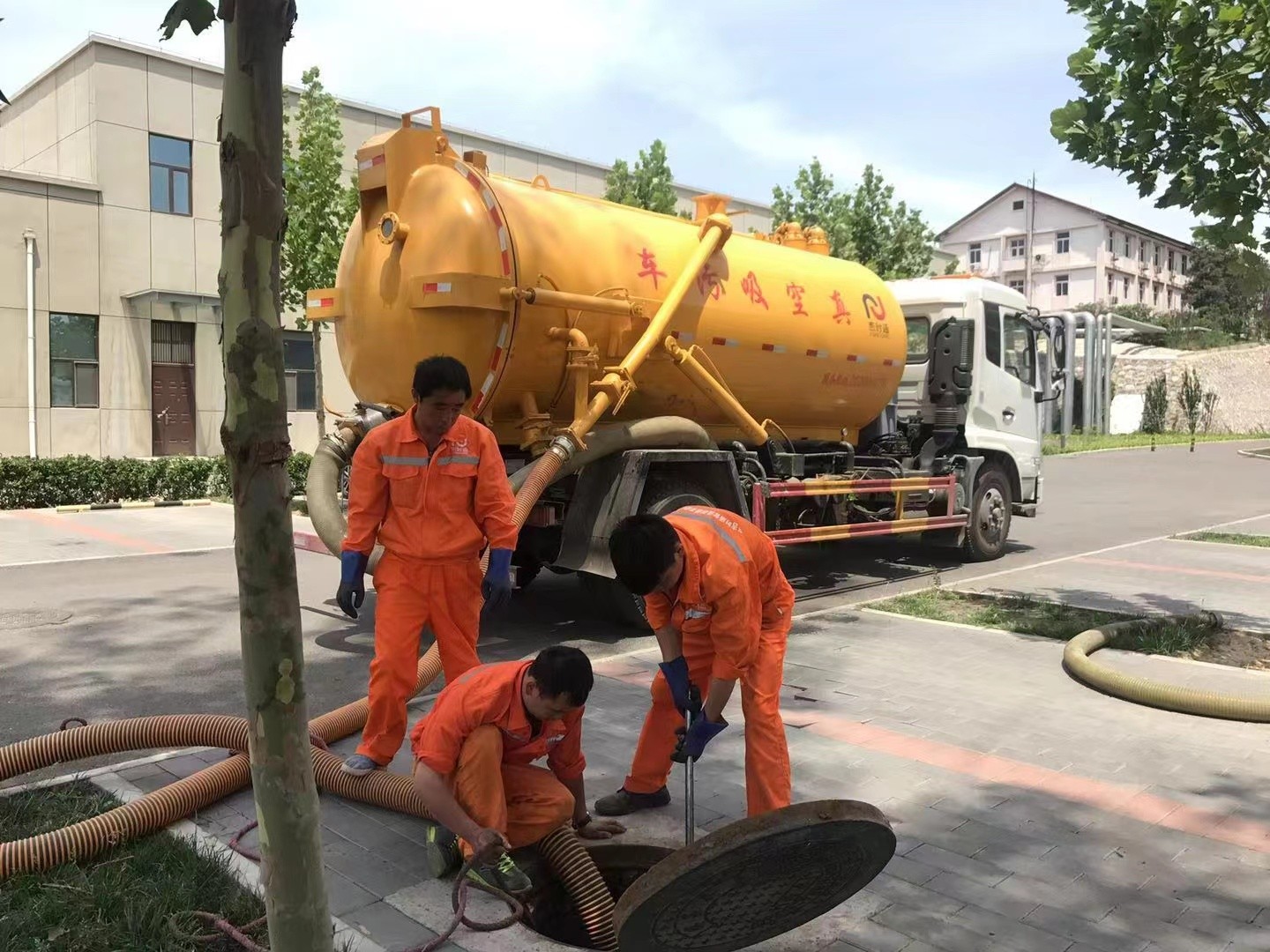 镶黄管道疏通车停在窨井附近