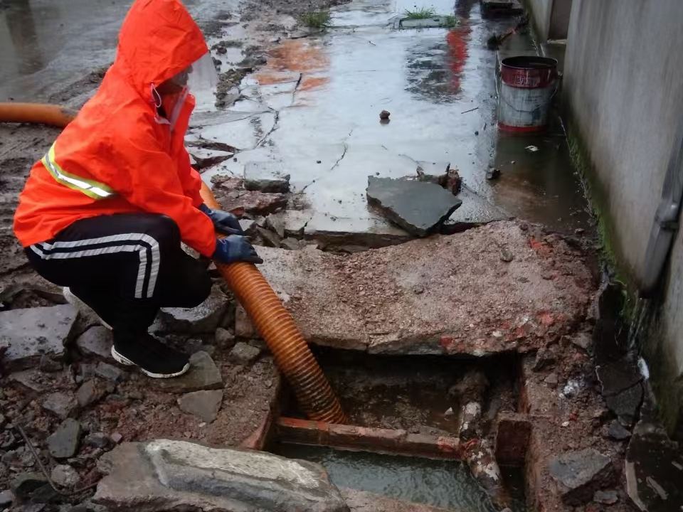 镶黄专业清理污水池 炜誉市政以规范流程守护城市 “肠道”