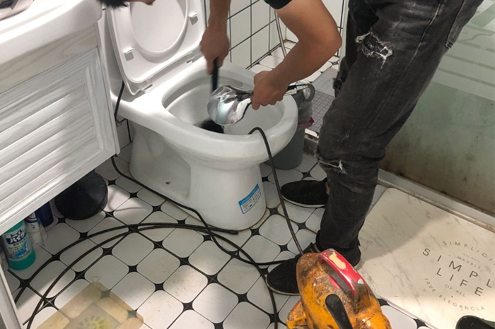 镶黄马桶堵塞自己疏通还是找师傅？专业上门服务让你省时更省心