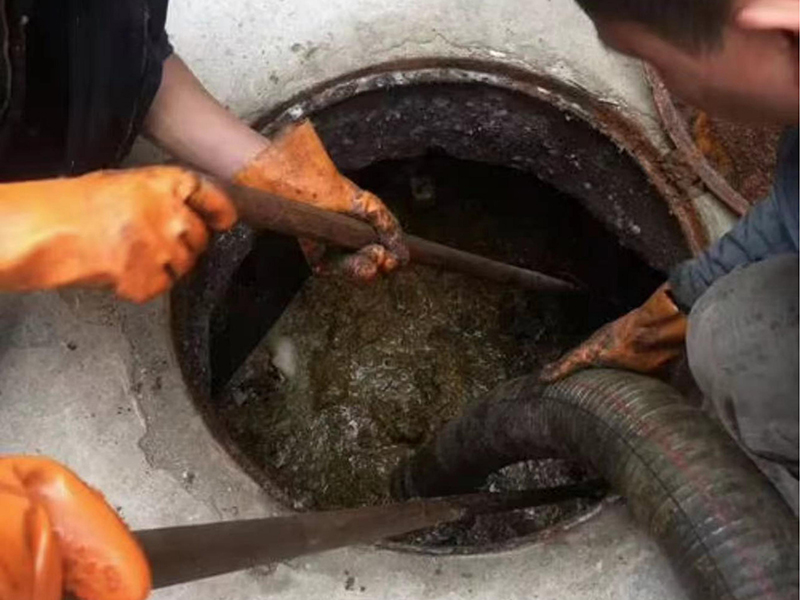 镶黄清理化粪池时如何避免沼气的危害？